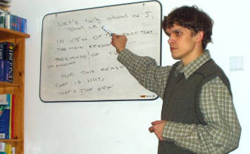 nauczyciel angielskiego stojący przy tablicy