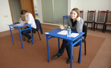 dwie uczennicy zdające egzamin Cambridge